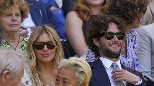 Herečka Sienna Miller a jej partner Oli Green...