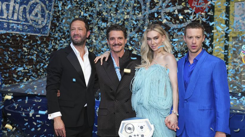 Zľava: Ebon Moss-Bachrach, Pedro Pascal,...