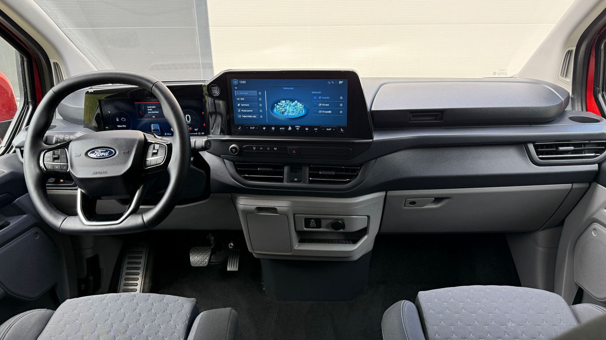 Prístrojovej doske dominujú 13-palcový...