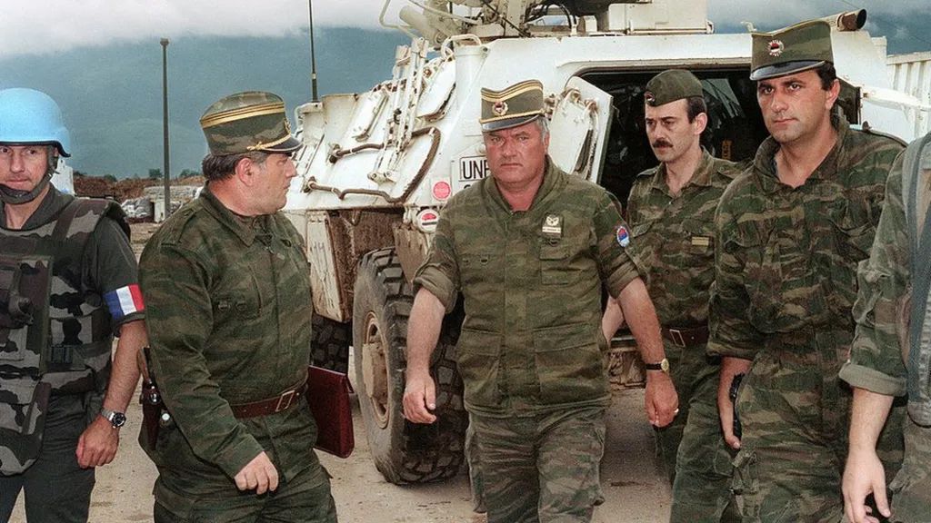 Generál Ratko Mladić (v strede).
