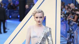 Herečka Julia Garner v kreácii Thom Browne.