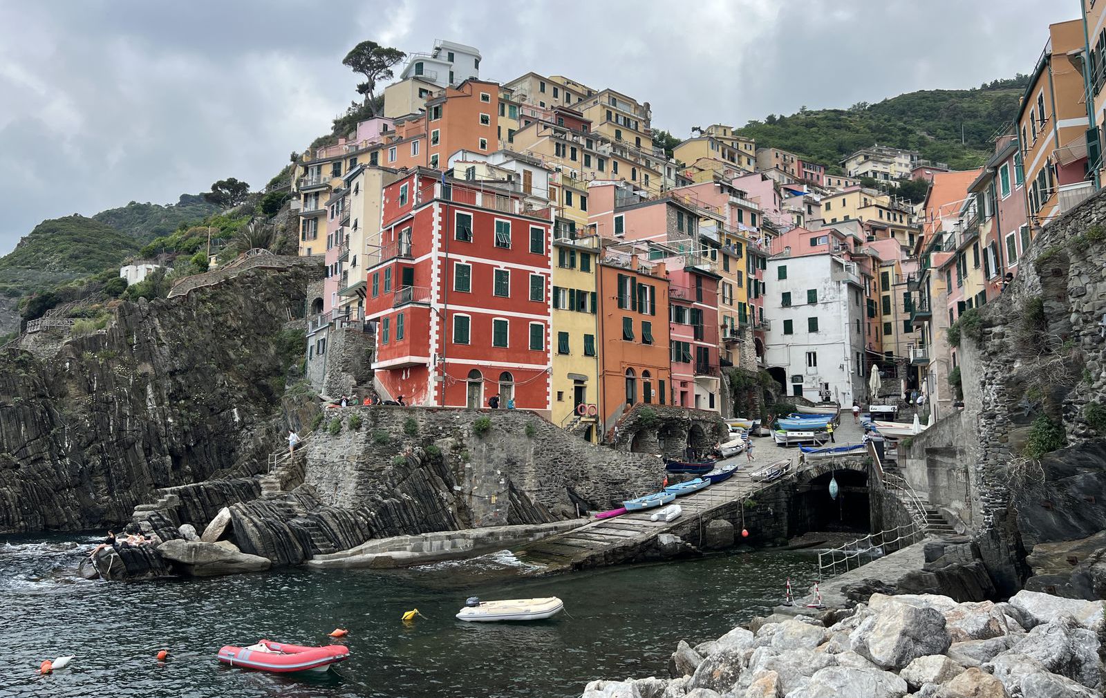 Najväčšou dedinou je Monterosso, ktoré má aj...