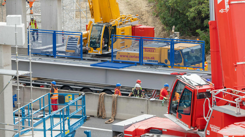 Montáž novej oceľovej cyklolávky.