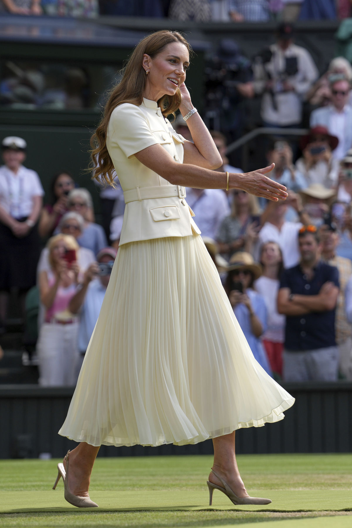 Princezná Kate v pastelovej žltej kreácii s...