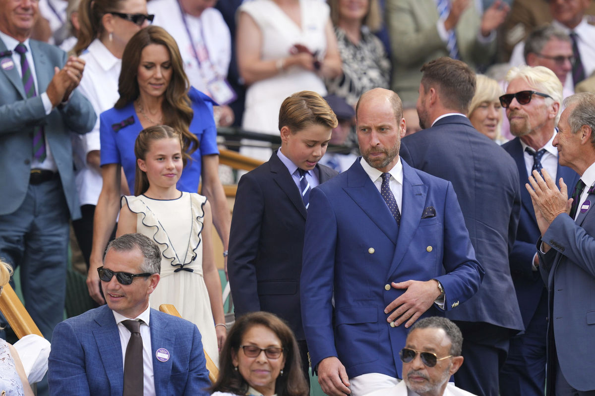 Princ William a za ním jeho syn princ George ,...