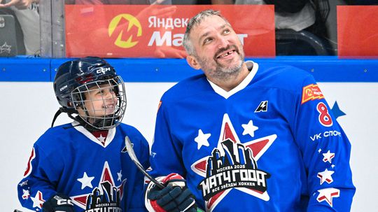 Ovečkin žiaril na zápase hviezd NHL a KHL. Za prekonanie Gretzkého rekordu dostal čínske SUV