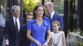 Princ William (v pozadí) s manželkou - princeznou Kate