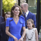 Princ William (v pozadí) s manželkou - princeznou Kate