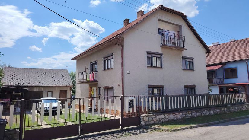 Starostov dom a vedľa garáž, v ktorej richtára...