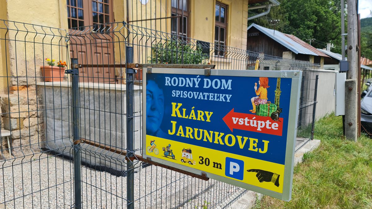 Informačná tabuľa pred rodným domom Kláry...