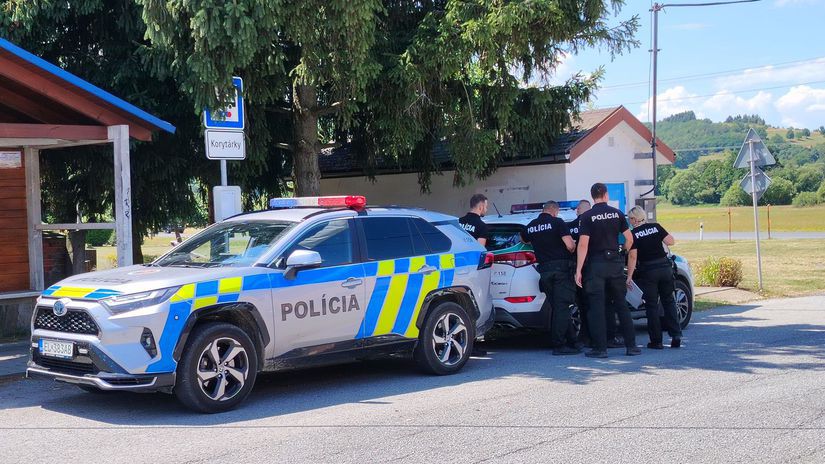 Policajné hliadky teraz obec, v ktorej sa...