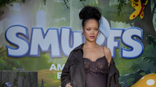 Tehotná speváčka Rihanna v kreácii Saint...