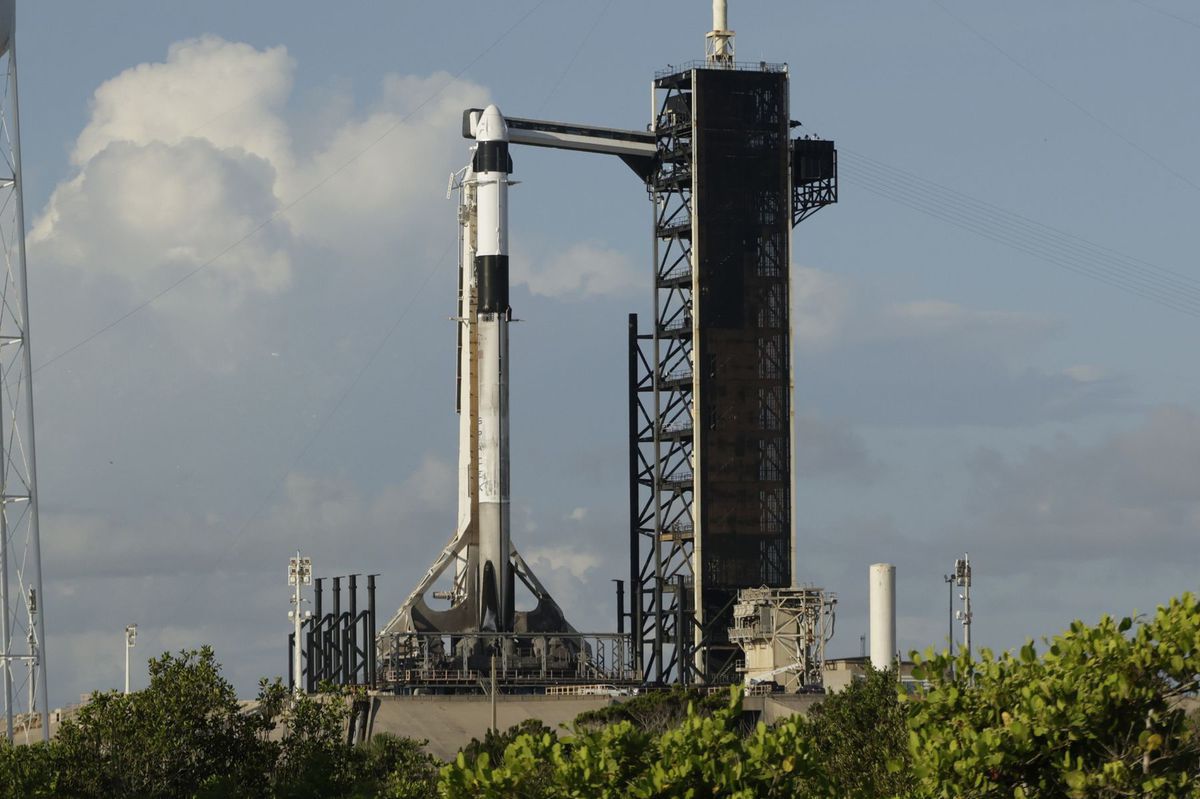 Raketa SpaceX Falcon 9 s modulom Crew Dragon...