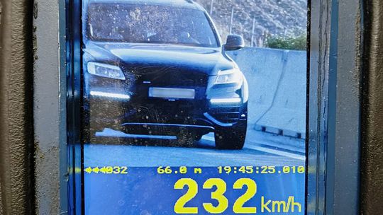 Vodič prekročil maximálnu povolenú rýchlosť o 102 kilometrov za hodinu