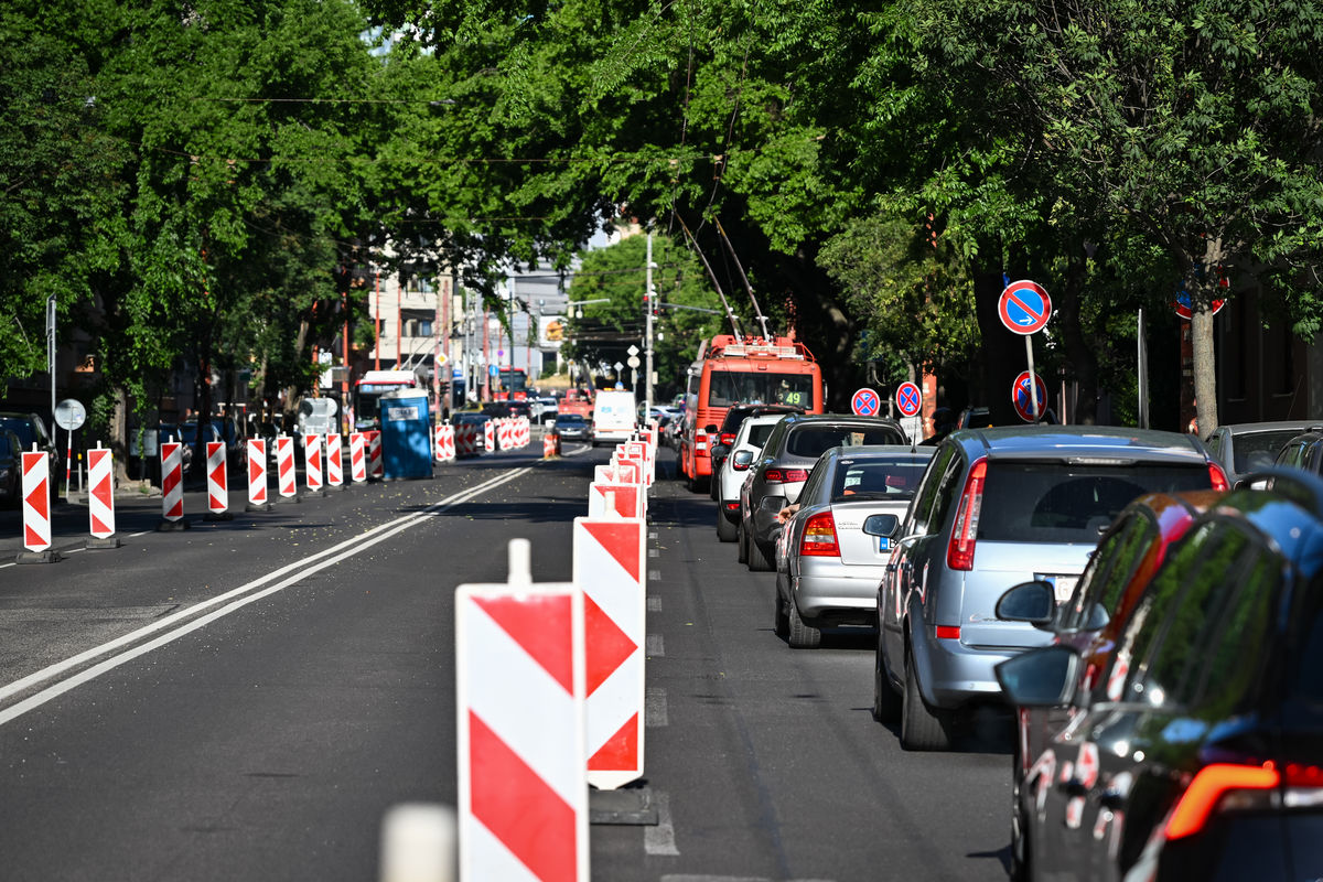 Na snímke tvoriaca sa dopravná kolóna z...