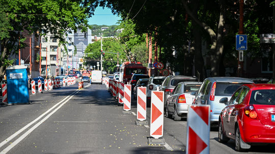 Na snímke tvoriaca sa dopravná kolóna z...