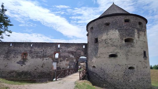 Vstup do kláštora vedie cez drevený most. 