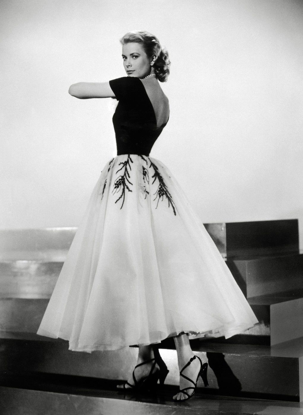 Herečka Grace Kelly na zábere z filmu Okno do...