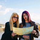 turistky, cestovanie, dovolenka, mapa, dievčatá, ženy