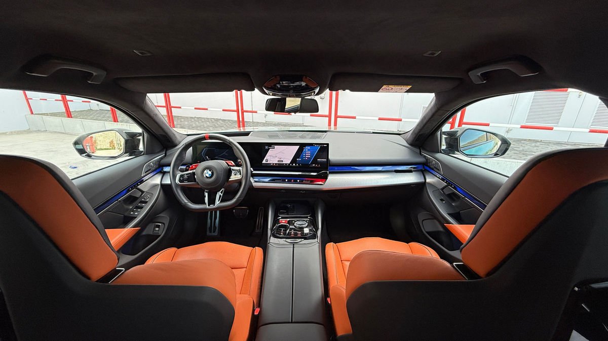 Oranžovo-čierny interiér vyzeral v zelenom aute...