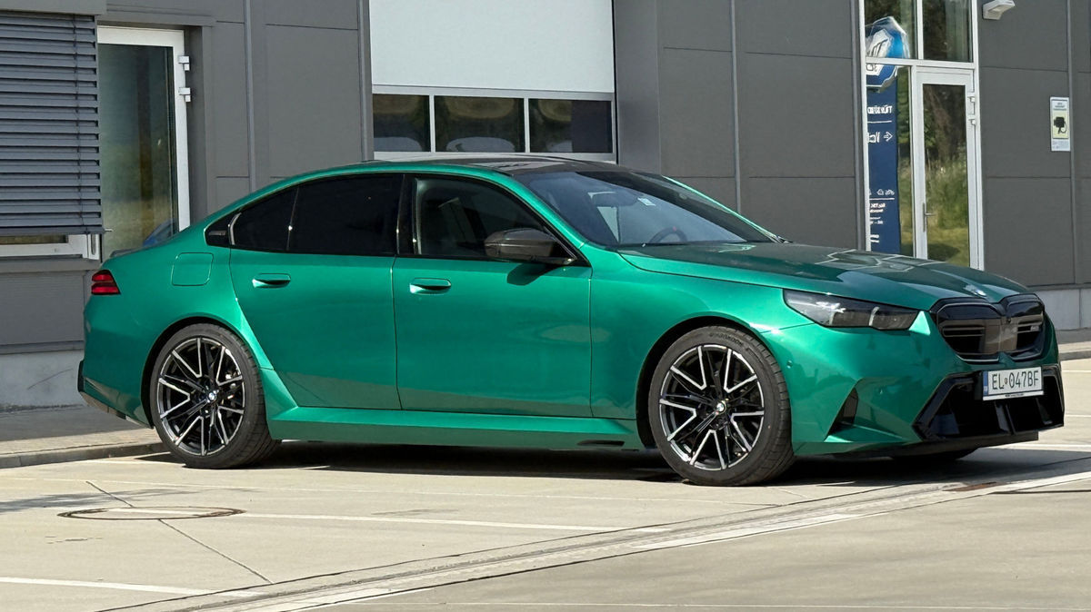 Nové BMW M5 je naozaj veľké auto - na dĺžku...