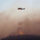 Francúzsko, lesný požiar, hasiči, vrtuľník, hasí