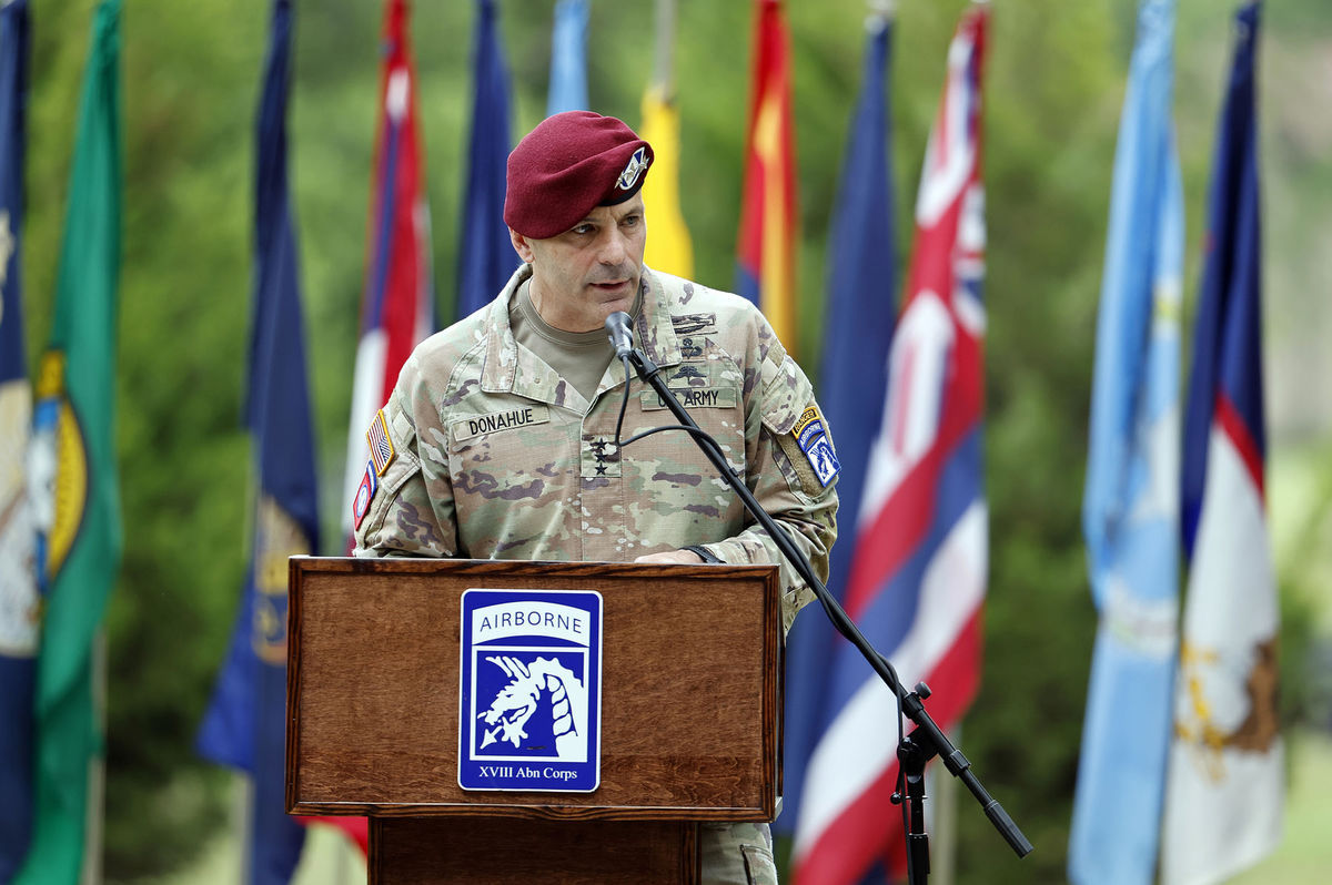 Generál Christopher T. Donahue, veliteľ...