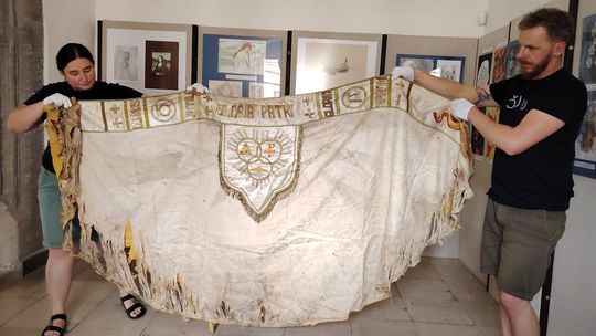 Storočné rúcha katolíckych kňazov našiel na...