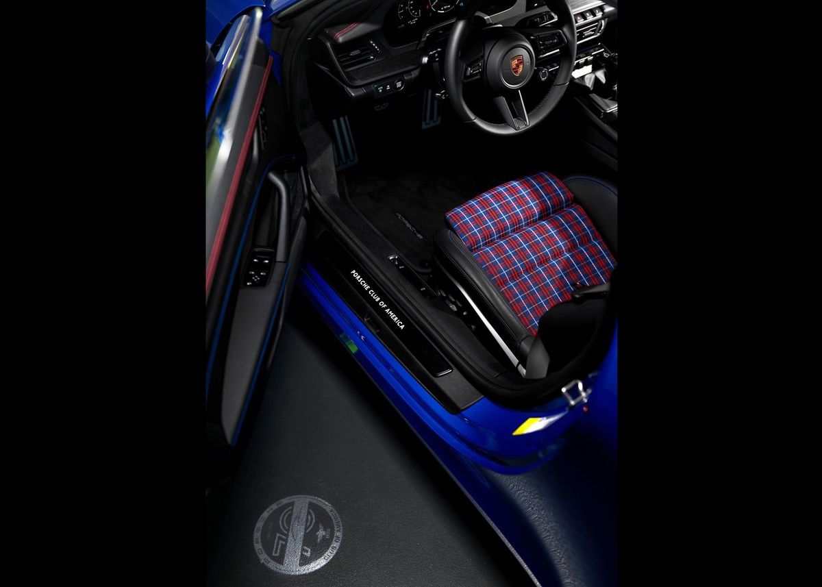 Interiér je čalúnený čiernou kožou a látkou s...