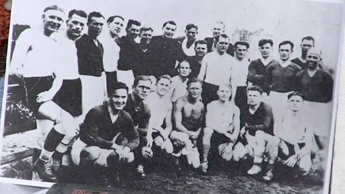 Futbalisti FC Start, z ktorých viacerí...