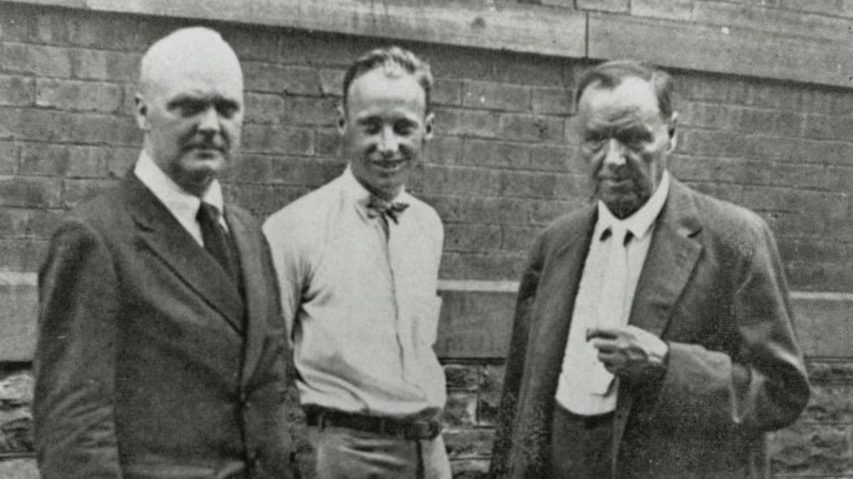 John Scopes (v strede) medzi svojimi obhajcami...