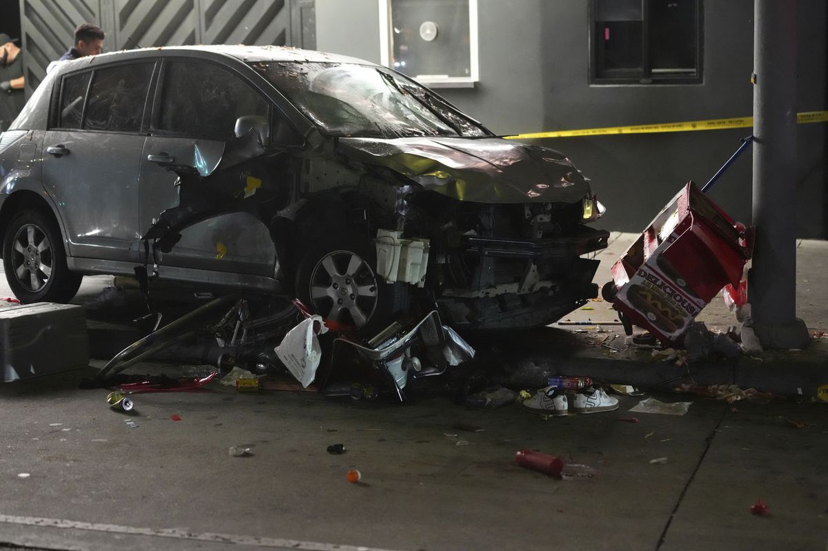 Los Angeles, vozidlo vrazilo do davu