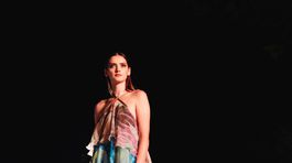 Modelka na prehliadke 50 odtieňov Fera Mikloška. 