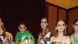 Modelky v zákulisí na prehliadke 50 odtieňov Fera Mikloška. 