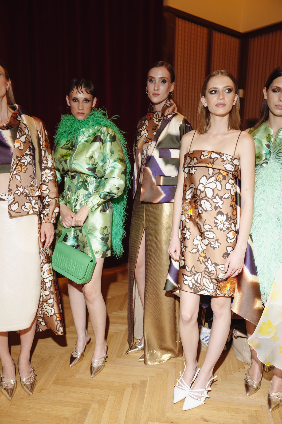 Modelky v zákulisí na prehliadke 50 odtieňov...