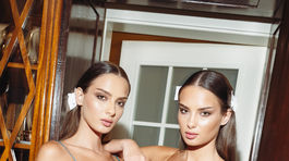 50MKLSK-Modelky v zákulisí na prehliadke 50 odtieňov Fera Mikloška. 