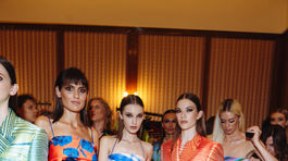 Modelky v zákulisí na prehliadke 50 odtieňov Fera Mikloška. 