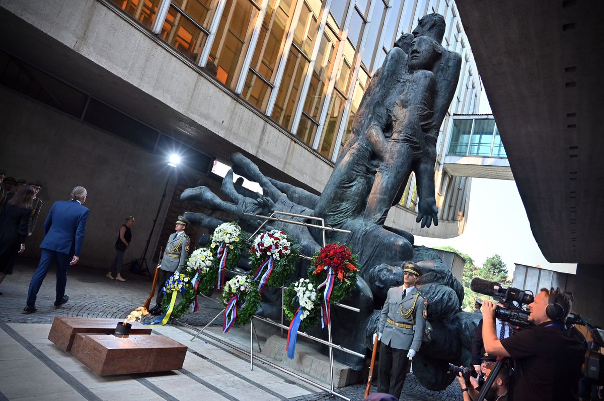 Vence pri pamätníku v areáli Múzea SNP v...