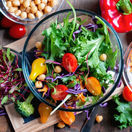 Horúce leto: Šalát ako hlavné jedlo. Čo musí obsahovať, aby vás zasýtil a akých chýb sa pri ňom vyvarovať?