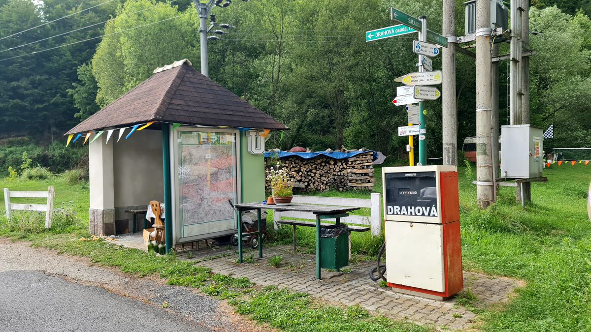 Autobusová zastávka v Utekáči-Drahovej s retro...