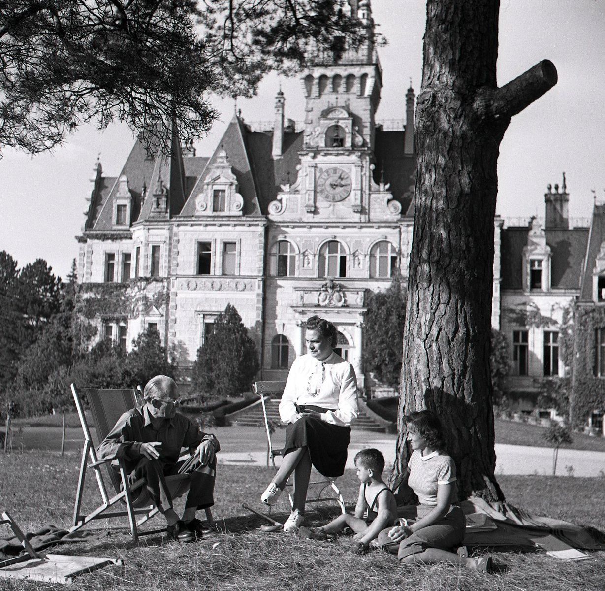 Zaslúžilý umelec Karol Nový so spisovateľkami...