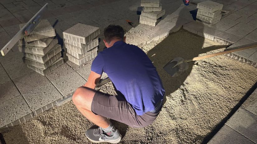 Opravy poškodených častí dlažby v historickom...