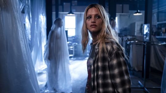 Gabbriette Bechtelová ako podcasterka Tyler.