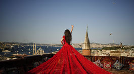 Foto týždňa: Istanbul, hojdačka, ryža, cukrová vata, fontány v púšti