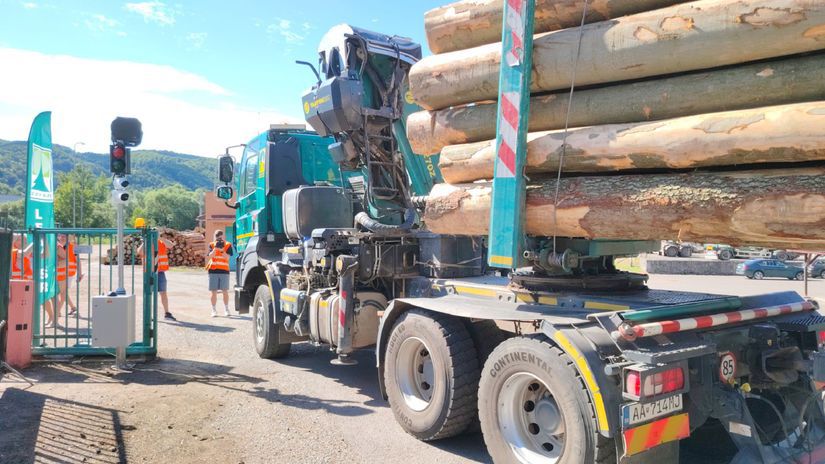 Kamión s drevom prechádza do expedičného skladu...