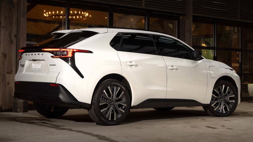 Civilnejšiemu vzhľadu prospela aj lakovaná...