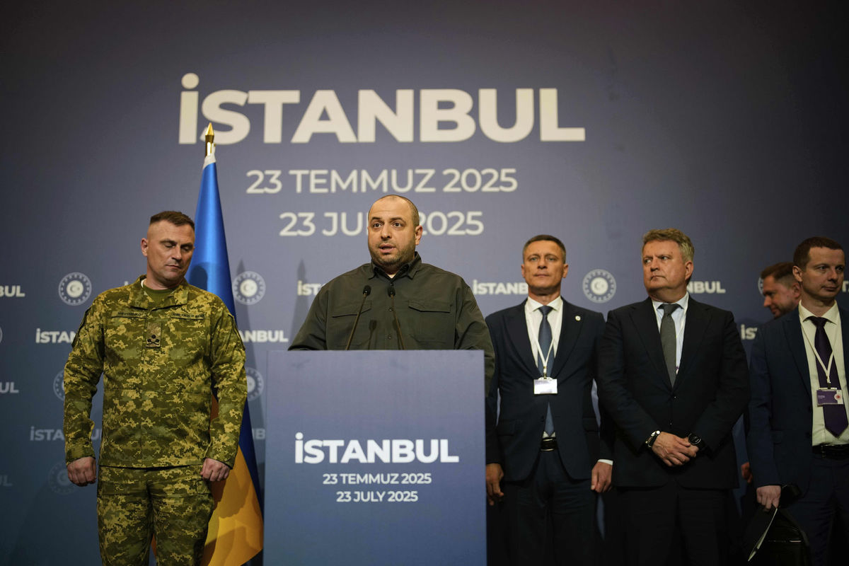 Ukrajinský minister obrany Rustem Umerov, druhý...