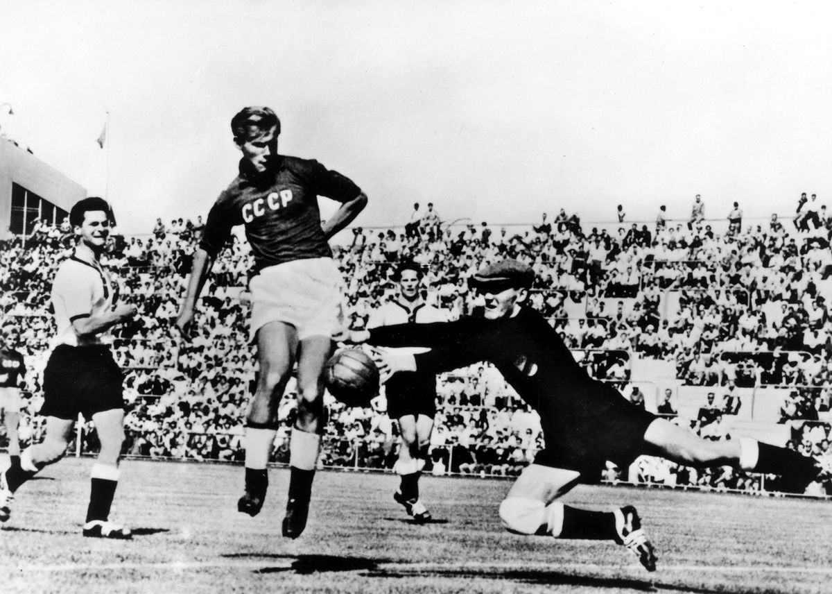 Eduard Strelcov pred nemeckým brankárom na...