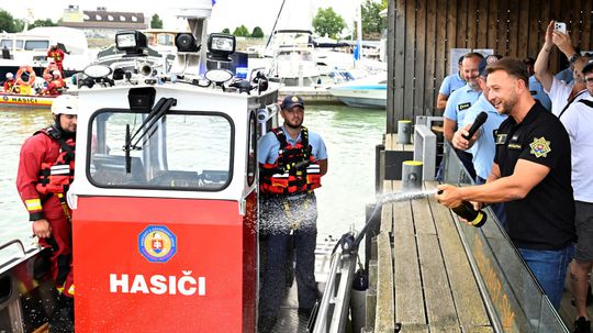 Na snímke vpravo minister vnútra Matúš Šutaj...