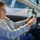 Veľké zmeny pre vodičov nad 65 rokov. Lekárske prehliadky budú fungovať po novom. Zákon podpísal prezident